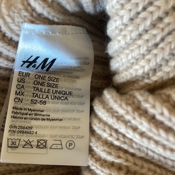 H&M Ribbed Knit Beanie // Womens One Size - Picture 3 of 7